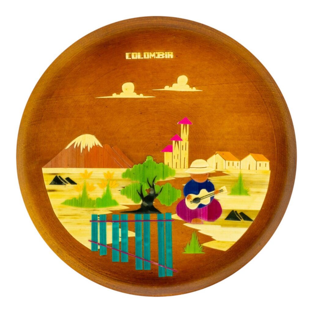 Plato Decorativo en Tamo — Paisaje Cafetero sobre Fondo Madera